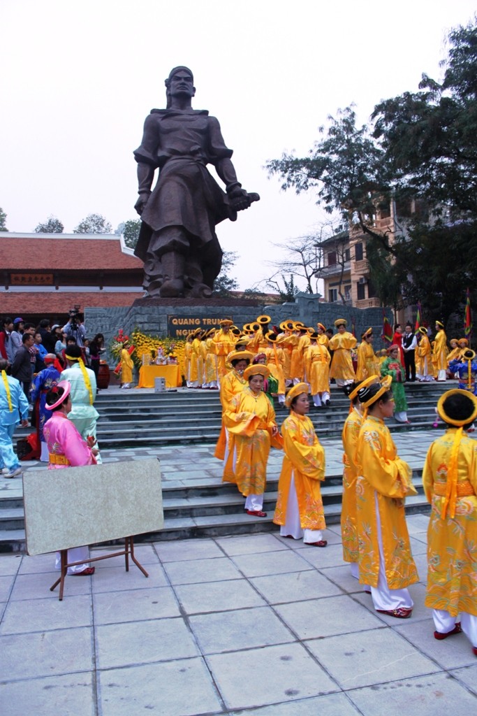 ពិធីដង្វាយគ្រឿងសំ ណែនរំលឹកគុណូបការៈសេ្ដច Quang Trung - ảnh 1