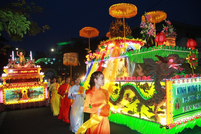 មនុស្សរាប់ពាន់នាក់ចូលរួមពិធីដង្ហែរព្រះពុទ្ធ - ảnh 7