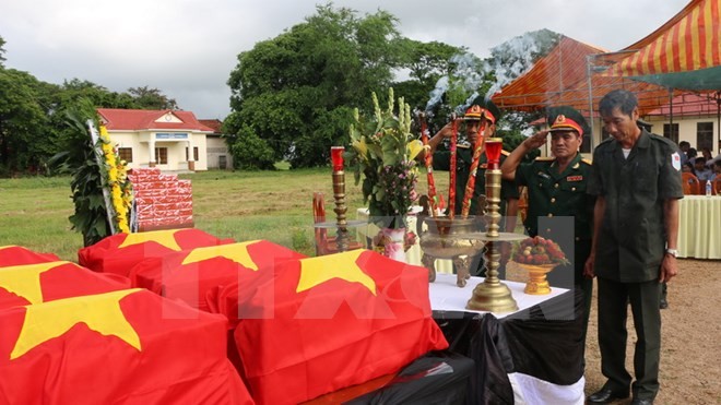 កម្ពុជាប្រគល់អិដ្ឋធាតុរបស់កងទ័ពស្ម័គ្រចិត្តវៀតណាមចំនួន១៨គ្រោង - ảnh 1