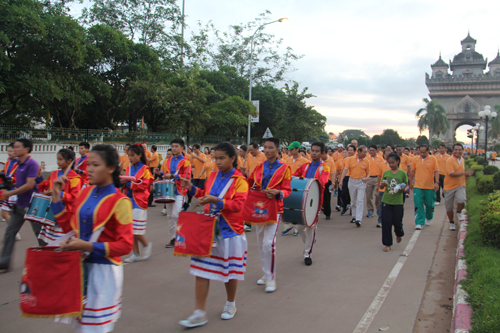 ឡាវបានរៀបចំការដង្ហែដោយថ្មើរជើងរំលឹកខួបលើកទី៤៨ទិវាបង្កើតអាស៊ាន - ảnh 1