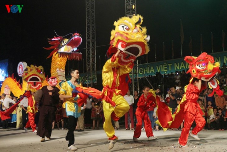 ពិធីដង្ហែរភ្លើងគោមយក្សនៅខេត្ត Tuyen Quang - ảnh 11