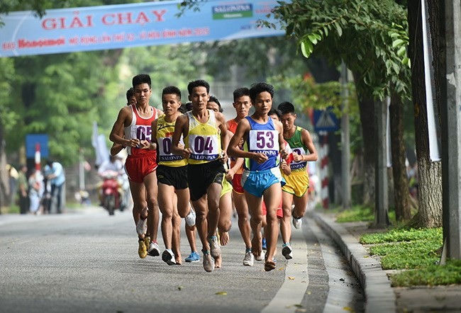 មនុស្សជាង១៣០០នាក់ចូលរួមការប្រកួតរត់កាសែតហាណូយថ្មីលើកទី៤២ - ảnh 1