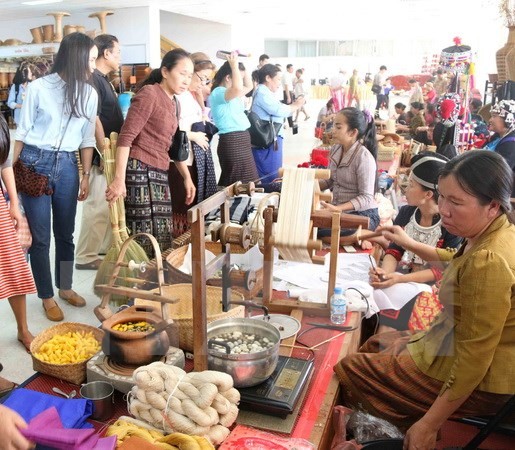 វៀតណាមចូលរួមផ្សារណាត់ទំនិញសិប្បកម្មវិចិត្រសិល្បៈឡាវ២០១៥ - ảnh 1