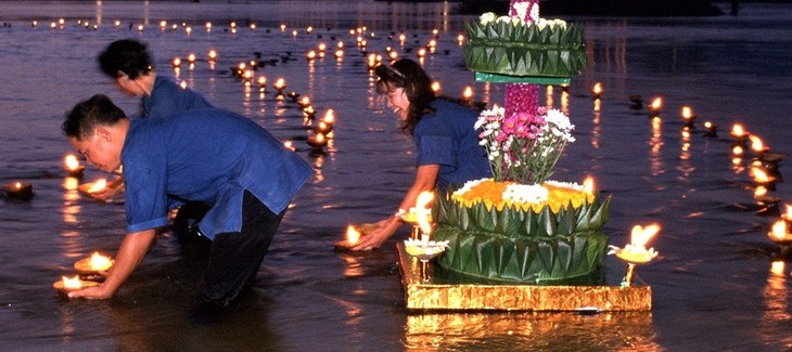 ពិធីបុណ្យ Krathong  ដ៏ឆើតឆាយនៅទីក្រុងហាណូយ - ảnh 1