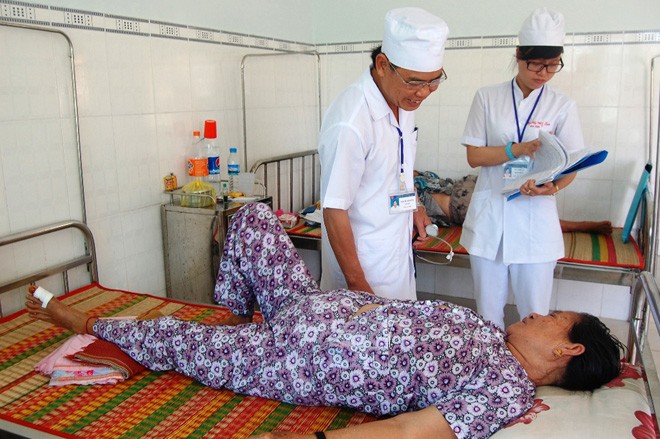 វេជ្ជបណ្ឌិតនៅឯកោះសមុទ្របំរើប្រជាជនអស់ពីចិត្តពីថ្លើម - ảnh 1