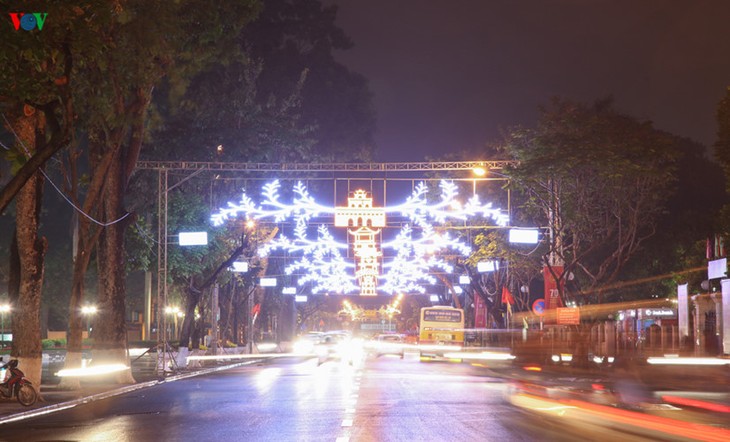 ទីក្រុងហាណូយត្រចេះត្រចង់ទទួលឆ្នាំថ្មីសកល២០១៦ - ảnh 11