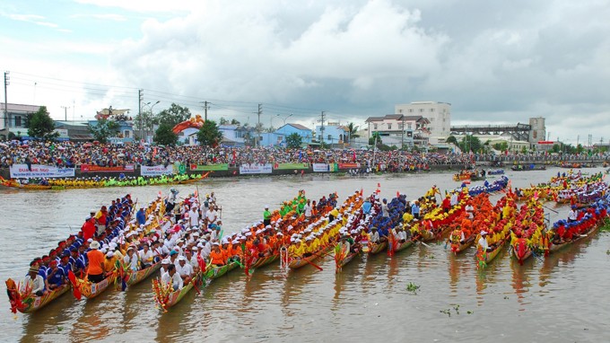 ពិធីបុណ្យប្រណាំងទូក ង របស់ជនជាតិខ្មែរនៅខេត្ត Soc Trang - ảnh 1