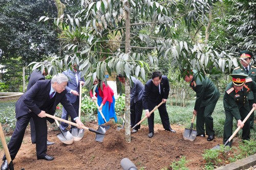 អគ្គលេខាបក្សលោក Nguyen Phu Trong អុជធុបគោរពវិញ្ញាណក័្ខន្ធលោកប្រធានហជីមិញ - ảnh 1