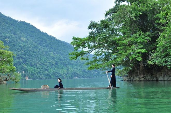 ទិដ្ឋភាពស្អាតឆើតឆាយគួរអោយស្រឡាញ់នៅបឹង Ba Be - ảnh 1