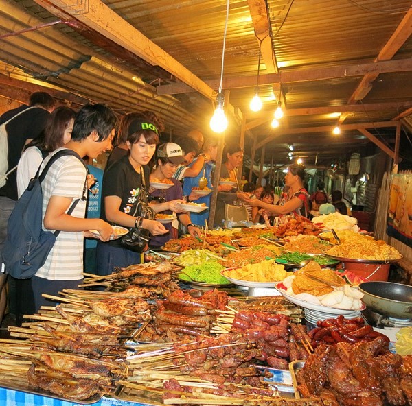  ដំណើរទស្សនាផ្សាររាត្រី Luang Prabang - ảnh 2