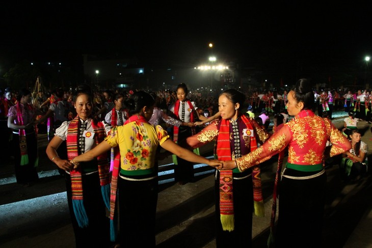 សប្ដាហ៍វប្បធម៌ Muong Lo ដ៏វិសេសវិសាលនៅខេត្ត Yen Bai - ảnh 12