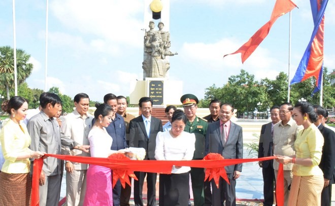 សម្ពោធន៍វិមានរំលឹកវិញ្ញាណក្ខ័ន្ធកងទ័ពស្ម័គ្រចិត្តវៀតណាមនៅរាជធានីភ្នំពេញ - ảnh 1