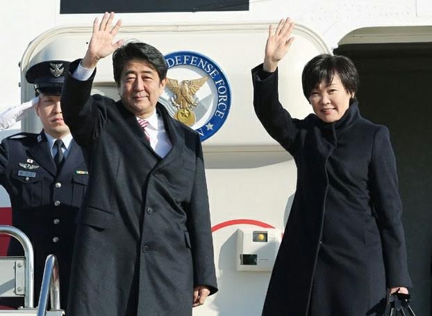 នាយករដ្ឋមន្ត្រីជប៉ុន លោក Shinzo Abe ចាប់ផ្តើមដំណើរទស្សនកិច្ចជាផ្លូវការនៅវៀតណាម - ảnh 1