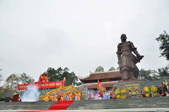 នាយករដ្ឋមន្ត្រី លោក Nguyen Xuan  Phuc អញ្ជើញចូលរួមពិធីបុណ្យទួល Dong Da - ảnh 1