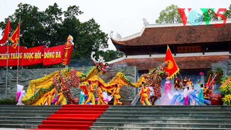 ពិធីបុណ្យទួល Dong Da បានប្រារព្ធឡើងយ៉ាងឱឡារិកនៅទីក្រុងហាណូយ - ảnh 17