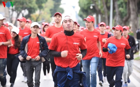 ការជួយជ្រោមជ្រែងទិវារត់ Olympic ដើម្បីសុខភាពរបស់ប្រជាជនទាំងមូល - ảnh 1