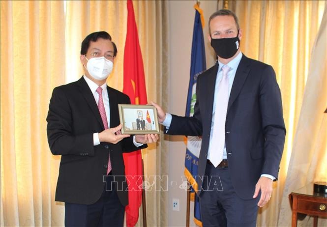 Kedubes Vietnam untuk AS memberikan masker kepada Badan Pengembangan Keuangan Internasional AS - ảnh 1