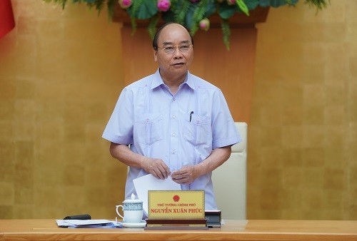 PM Nguyen Xuan Phuc memimpin sidang Badan Harian Pemerintah tentang Covid-19 - ảnh 1