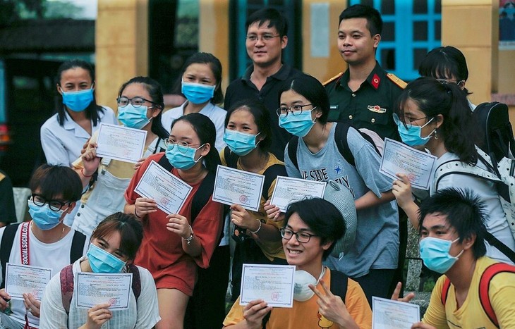 Televisi NHK dari Jepang menilai tinggi upaya Pemerintah Vietnam dalam melindungi warga pada tahap wabah Covid-19 - ảnh 1