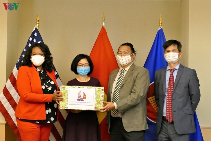 Kedubes Vietnam menyampaikan masker kepada Washington D.C - ảnh 1