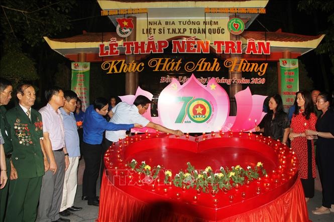 Acara menyalakan lilin untuk mengenangkan martir dan mantan pemuda pembidas di Simpang Tiga Dong Loc - ảnh 1