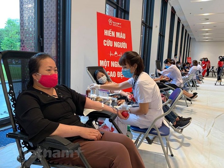 Program penyumbangan darah “Tetesan darah merah terima kasih” menutup Perjalanan Merah 2020 - ảnh 1