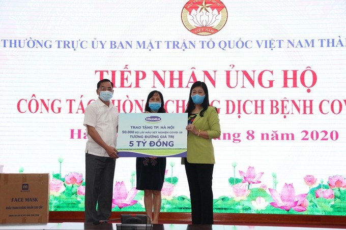 Kota Ha Noi menerima bantuan berupa 50.000 alat tes virus SARS-CoV-2 - ảnh 1