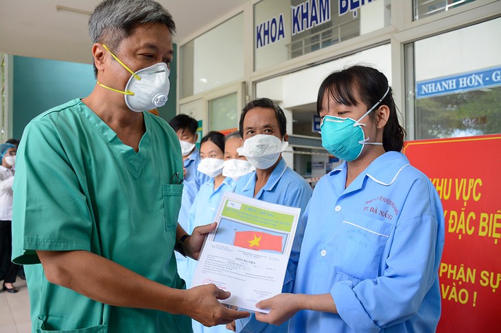 Berupaya mengendalikan wabah Covid-19 di klaster wabah Da Nang - ảnh 1