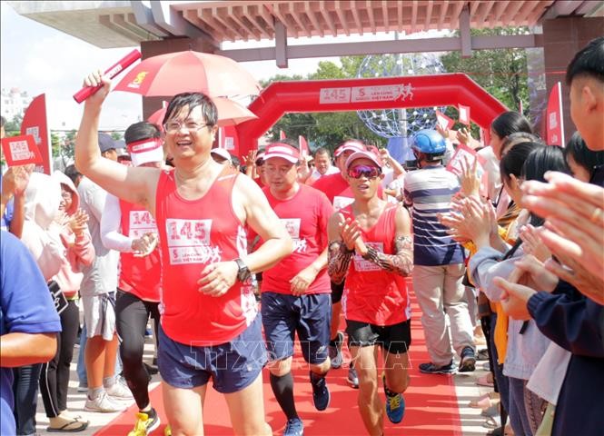 Lomba lari estafet “Naik bersama dengan Vietnam” sepanjang 2.020 Km sudah selesai - ảnh 1