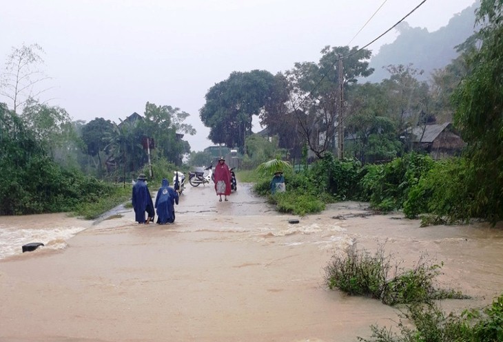 Menjamin keselamatan warga pasca hujan deras dan badai  - ảnh 1