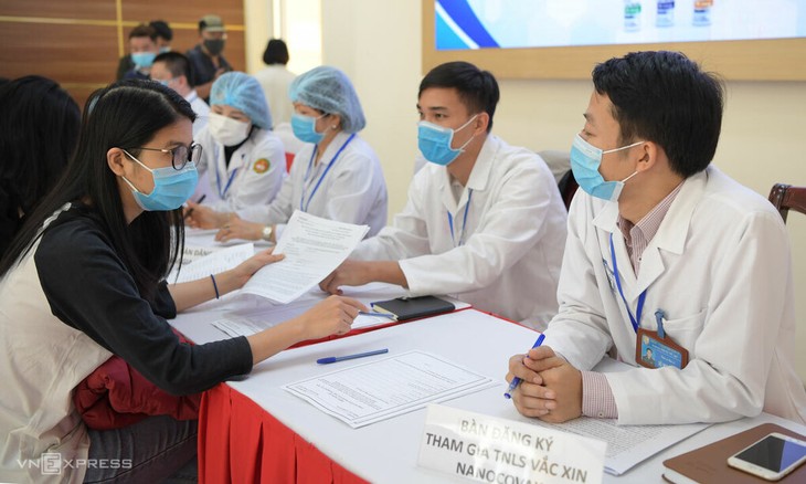 Suntikan Uji Coba Dosis Vaksin Covid-19 yang pertama di Vietnam  - ảnh 1