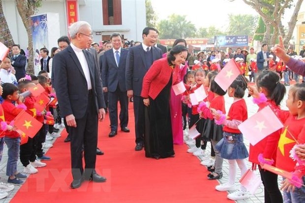 Kepala Departemen Penggerakan Massa Rakyat KS PKV, Truong Thi Mai Mengunjungi dan Mengucapkan Selamat Hari Natal di Provinsi Gerejani Thanh Hoa - ảnh 1