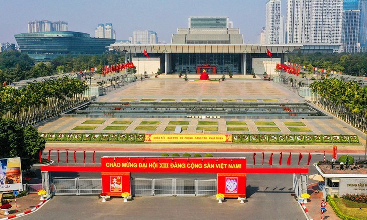 Kota Ha Noi Menjadi Cemerlang dengan Bendera dan Bunga untuk Menyambut Kongres Nasional XIII PKV - ảnh 16