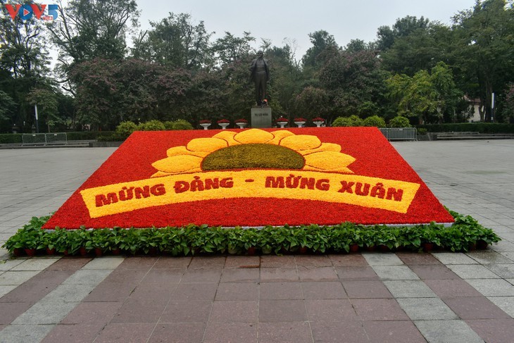 Kota Ha Noi Menjadi Cemerlang dengan Bendera dan Bunga untuk Menyambut Kongres Nasional XIII PKV - ảnh 12