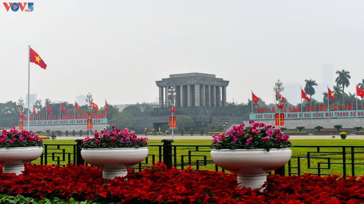 Kota Ha Noi Menjadi Cemerlang dengan Bendera dan Bunga untuk Menyambut Kongres Nasional XIII PKV - ảnh 13