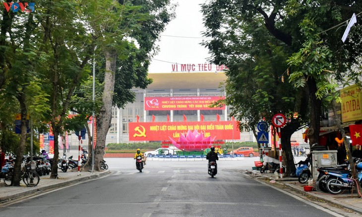 Kota Ha Noi Menjadi Cemerlang dengan Bendera dan Bunga untuk Menyambut Kongres Nasional XIII PKV - ảnh 14