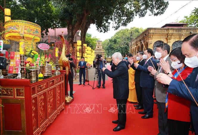 Sekjen, Presiden Nguyen Phu Trong Bakar Hio dan Tanam Pohon di Benteng Kuno Thang Long - ảnh 1