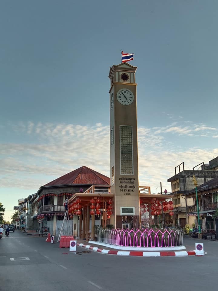 Menara Jam Kenang-Kenangan dari Perantau Vietnam di Provinsi Nakhon Phanom – Simbol Persahabatan Vietnam-Thailand - ảnh 1