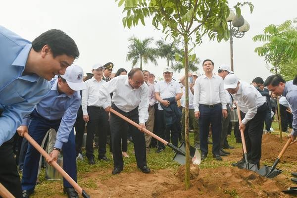 PM Nguyen Xuan Phuc Hadiri Acara Menyambut Baik Program Penanaman 1 Miliar Pohon Hijau dan Lakukan Temu Kerja dengan Pimpinan Provinsi Nghe An - ảnh 1