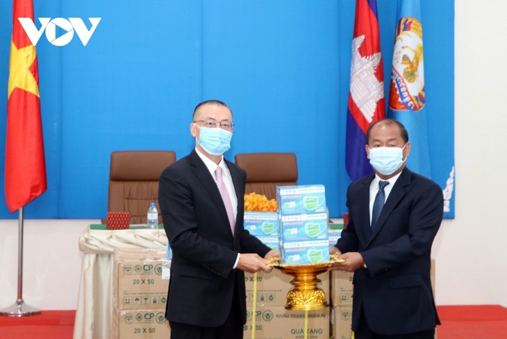 Vietnam-Kamboja Bersatu Memberantas Pandemi Covid-19 - ảnh 3