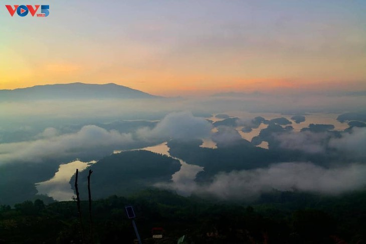 Danau Ta Dung – “Teluk Ha Long” di Dataran Tinggi - ảnh 1