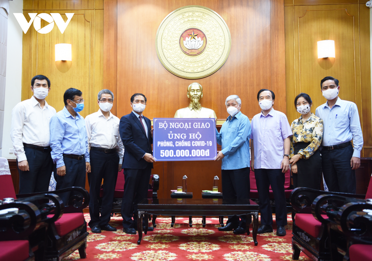 Kemenlu Vietnam Berikan Sumbangan untuk Dukung Pencegahan dan Penanggulangan Wabah Covid-19 - ảnh 1