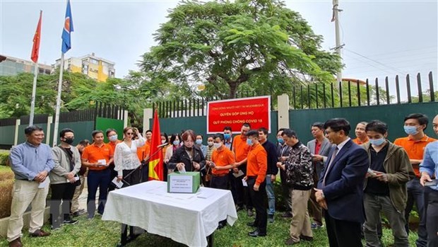 Perantau Vietnam di Banyak Negara Berikan Sumbangan untuk Dukung Dana Vaksin Covid-19 Vietnam - ảnh 1