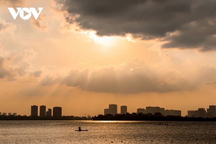 Hanoi Sangat Indah saat Waktu Senja ketika Dipandangi dari Danau Barat - ảnh 3