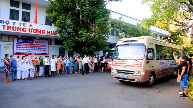 Ratusan Dokter Vietnam Tengah Berangkat ke Vietnam Selatan untuk Bantu Tanggulangi Wabah - ảnh 1