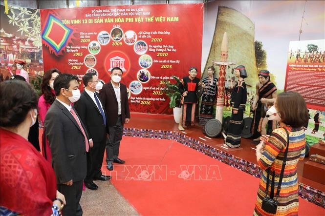 Pameran “Ruang Pusaka Budaya Vietnam” - ảnh 1