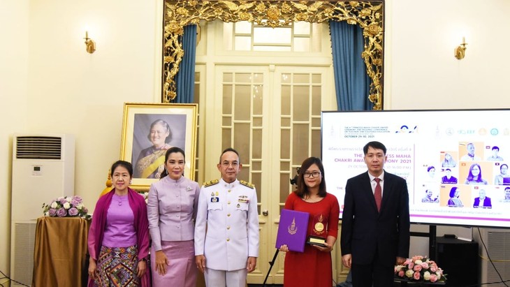 Bu Guru Generasi Milenial Etnis Minoritas Muong Mendapat Penghargaan Putri Raja Thailand 2021 - ảnh 3