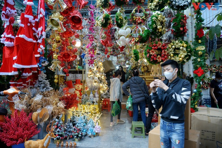 Jalan-Jalan Ha Noi Menjadi Ramai Menyambut Hari Natal 2021 - ảnh 10