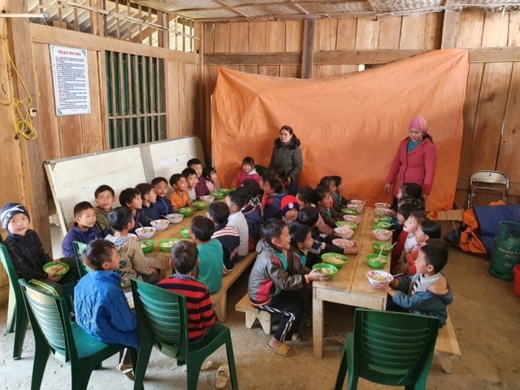 Porsi Makanan Hangat Tebarkan Kecintaan pada Siswa di Dataran Tinggi Bac Kan - ảnh 2