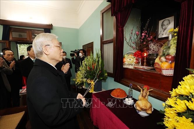 Sekjen Nguyen Phu Trong Bakar Hio untuk Kenang Presiden Ho Chi Minh - ảnh 1